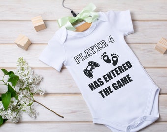 Baby Body Player 4 Has Entered The Game. Baby Geburt Ankündigung Bodysuit. Neugeborene Bodysuit. Gamer BabyBody. Geek Baby. Video Game Baby.