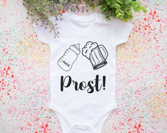 BabyBody Prost Witzig Baby Body Bodysuit Lustiger Babyspruch Geschenk zur Geburt Cheers Baby Body Witzig Feiertage Taufe Oktoberfest 2024