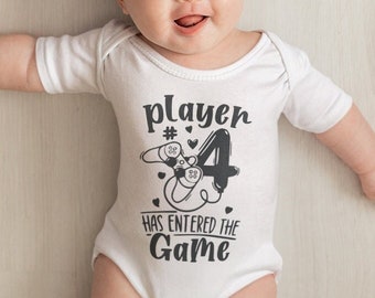 Baby Body Player 4 Has Entered The Game Gamer BabyBody Bodysuit Baby Ankündigung Baby Gaming Kleidung Gaming Baby Bodysuit Video Game Baby