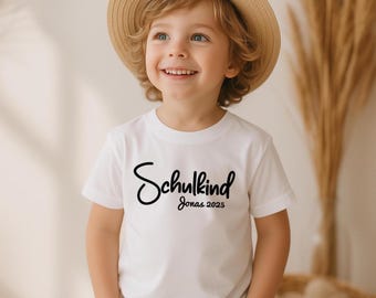 Escolar 2025. Camiseta personalizada para primer grado. Regalo para empezar el colegio. Camiseta con nombre para niño y niña. Vuelta al cole. Camiseta de matrícula escolar.