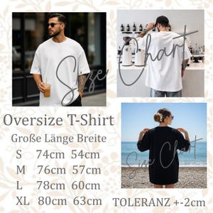 Może przedstawiać: Obraz przedstawia białe koszulki typu oversize. Tekst na zdjęciu brzmi "Oversize T-Shirt" z wymiarami w centymetrach: S (74 cm długości, 54 cm szerokości), M (76 cm długości, 57 cm szerokości), L (78 cm długości, 60 cm szerokości) i XL (80 cm długości, 63 cm szerokości).