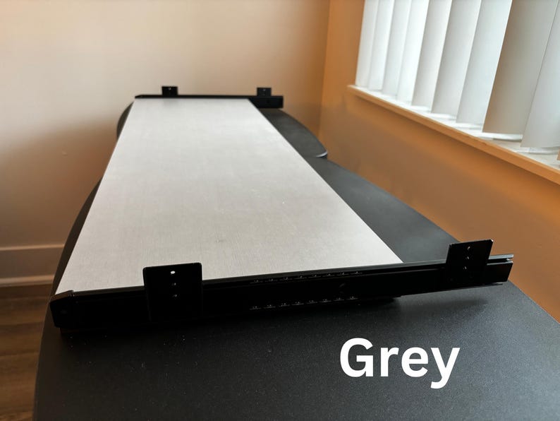 Puede incluir: Una camilla de masaje negra con un rollo de papel gris. La camilla tiene soportes met&aacute;licos negros y un marco negro. La palabra "Grey" est&aacute; escrita en blanco en la parte inferior de la imagen.