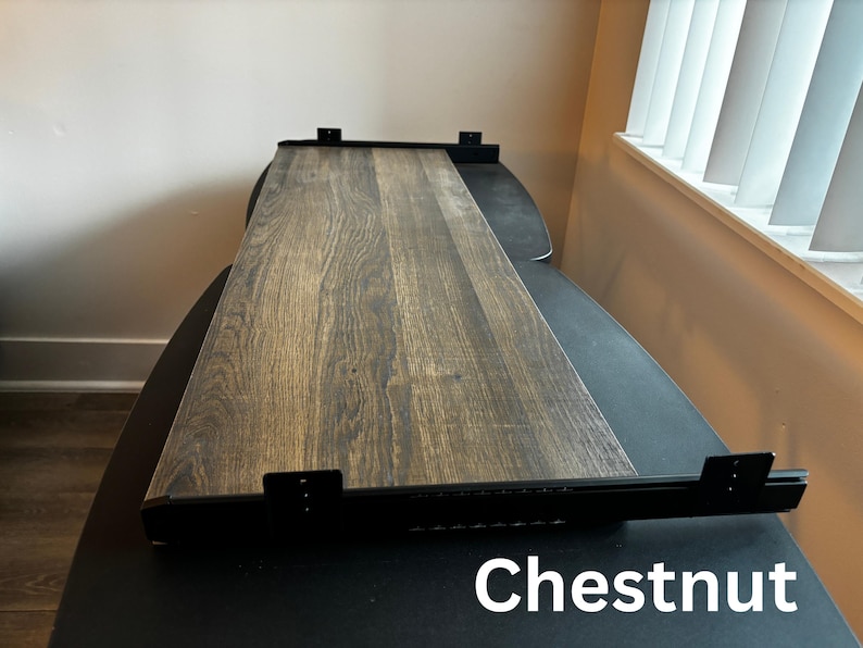 Puede incluir: Un estante rectangular con acabado de veta de madera en color casta&ntilde;o, con soportes met&aacute;licos negros fijados a los lados y la parte posterior para su montaje. La palabra Chestnut est&aacute; impresa en texto blanco en la esquina inferior derecha.