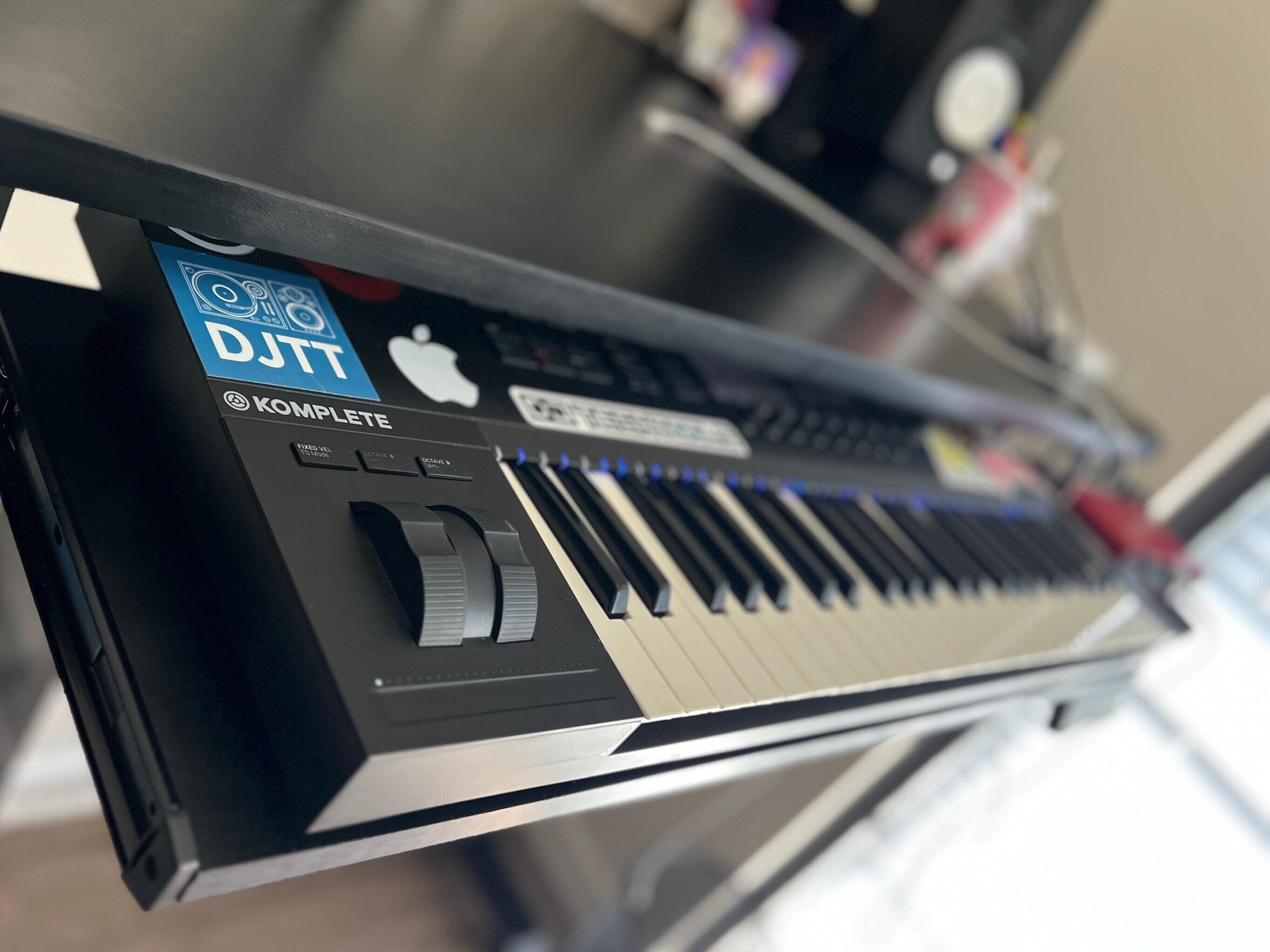 デスク下用MIDIキーボードトレイ – 頑丈、調節可能、特大サイズ