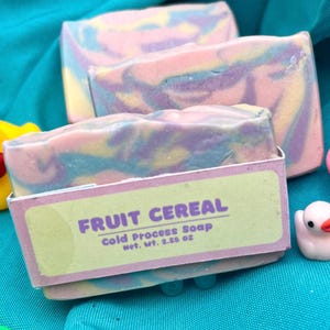 Sapone artigianale a freddo, mini saponetta ai cereali e alla frutta realizzata con ingredienti naturali, burro di karité, vortici pastello, regalo per amici e ospiti