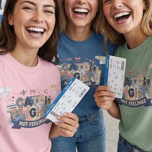 Könnte beinhalten: Drei lächelnde Personen mit T-Shirts mit der Aufschrift "CATCH FLIGHTS NOT FEELINGS" und Bordkarten am Flughafen. Die Shirts sind rosa, blau und grün. Sie tragen blaue Jeans.