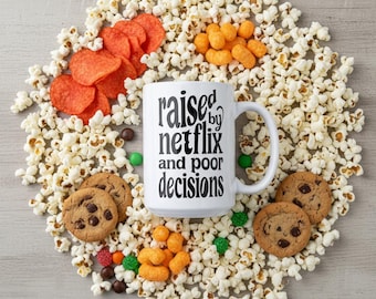 Tasse à café humoristique, élevée par Netflix et les mauvaises décisions, tasse à café de la culture pop