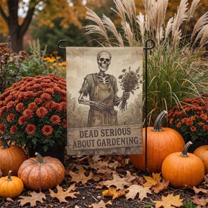 Könnte beinhalten: Eine rechteckige Gartenflagge mit einer sepiafarbenen Illustration eines Skeletts, das eine Schürze trägt und einen Blumenstrauß hält. Unter dem Skelett zeigt ein Holzschild den Text "DEAD SERIOUS ABOUT GARDENING" in fetten Buchstaben.