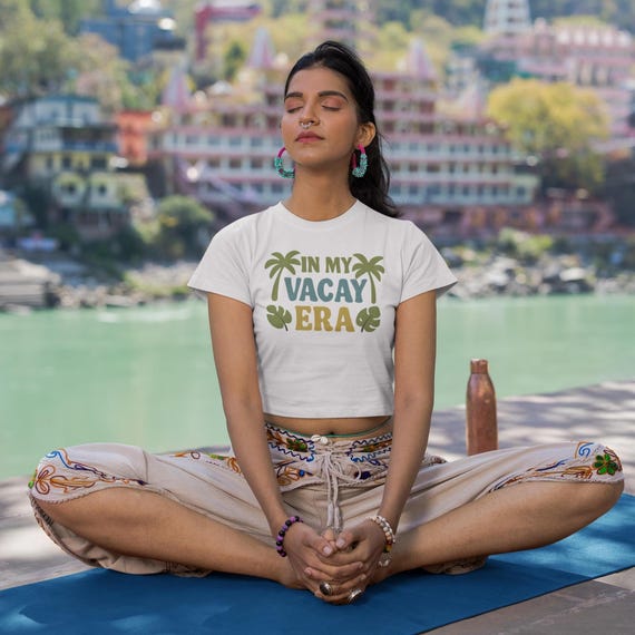 Vacay Era Crop Top: Palm Tree Graphic Tee - Summer Vacation Vibes