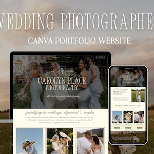 Op de afbeelding: Een laptop en smartphone tonen de website van een trouwfotograaf. De website toont afbeeldingen van bruiloften en stellen. De tekst op het scherm luidt "WEDDING PHOTOGRAPHER CANVA PORTFOLIO WEBSITE" en "CAROLYN PLACE PHOTOGRAPHY". De achtergrond is een veld bij zonsondergang.