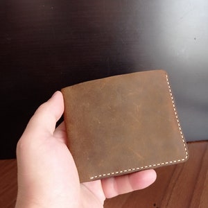 Cartera de piel auténtica hecha a mano de elegancia atemporal para estilo y durabilidad.