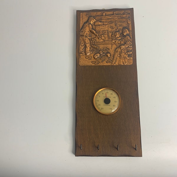 Vintage thermometre sur planche de bois decor paque cuivree et porte clefs mural - Thermometer wood plaque- copper metal design keys holder