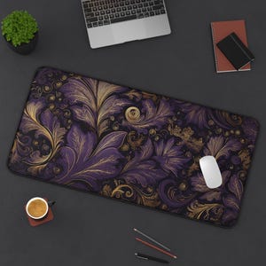Pode incluir: Um tapete de rato retangular com um fundo escuro e um padrão repetido de desenhos florais roxos e dourados. Um rato de computador branco está sobre o tapete. O tapete tem aproximadamente 91 cm de comprimento e 30 cm de largura.