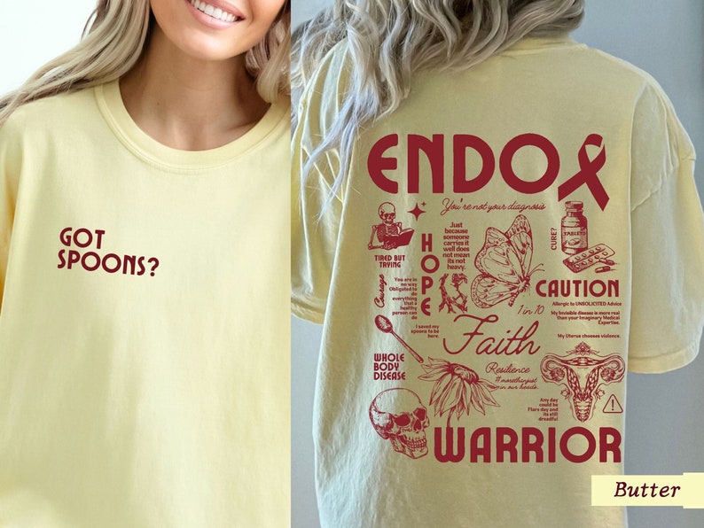 K&ouml;nnte beinhalten: Gelbes T-Shirt mit rotem Text und Grafiken. Der Text lautet "ENDOX", "HOPE", "Faith", "WARRIOR", "GOT SPOONS?", "TIRED BUT TRYING", "WHOLE BODY DISEASE", "CAUTION", "1 in 10", "You're not your diagnosis", "Just because someone carries it does not mean it's not heavy."