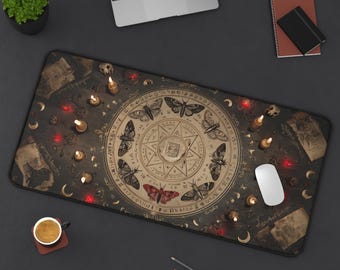 Könnte beinhalten: Rechteckiges Mauspad mit einem dunklen, mystischen Design. Es zeigt ein zentrales kreisförmiges Muster mit Motten, Kerzen und Himmelsymbolen. Die Farbpalette umfasst braune, beige und rote Akzente, die eine gotische Ästhetik erzeugen.