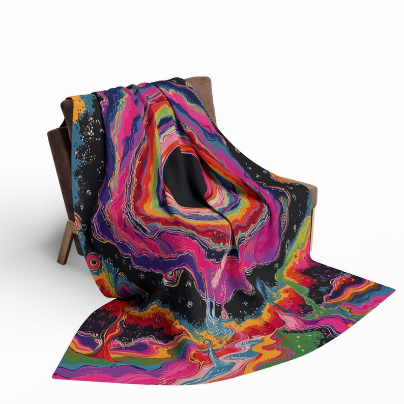 Puede incluir: Una manta con un dise&ntilde;o abstracto y vibrante que presenta patrones de remolinos en rosa intenso, naranja brillante, amarillo, azul verdoso y morado oscuro sobre un fondo negro. La est&eacute;tica fluida y jaspeada crea un efecto visual din&aacute;mico.