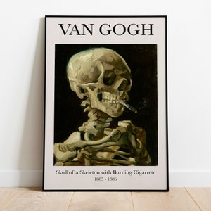 Op de afbeelding: Een ingelijste poster van een schilderij van Vincent van Gogh met de titel "Schedel van een skelet met een brandende sigaret". Het schilderij toont een witte schedel met een sigaret in de mond, tegen een donkere achtergrond.