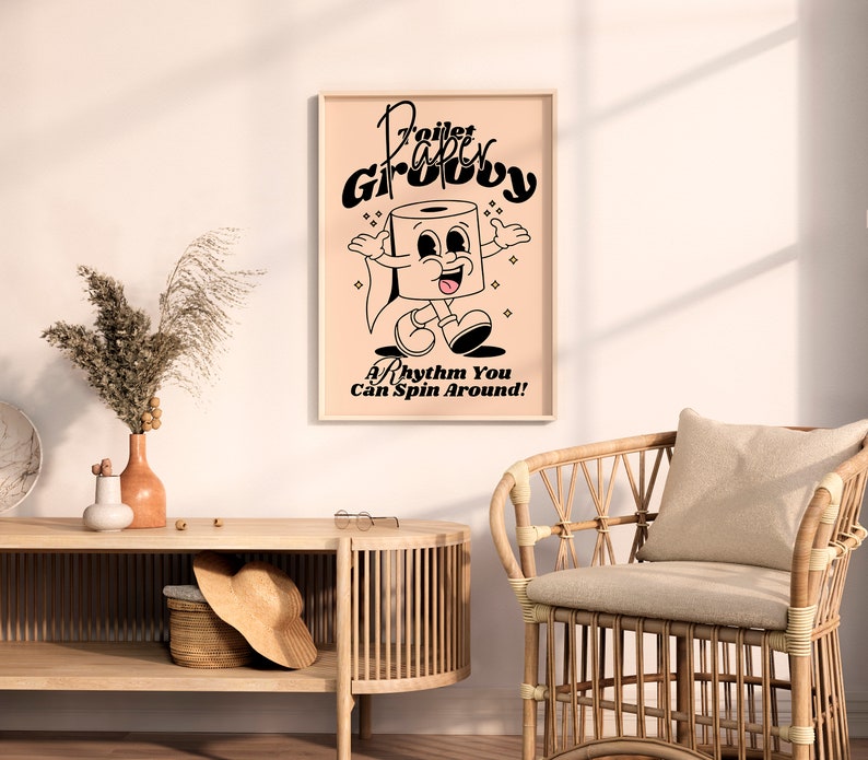 Op de afbeelding: Een poster in retro-stijl met een cartoonfiguur van een toiletpapierrol. De poster heeft de titel "Toilet Paper Groovy" en bevat de tekst "A Rhythm You Can Spin Around!"
