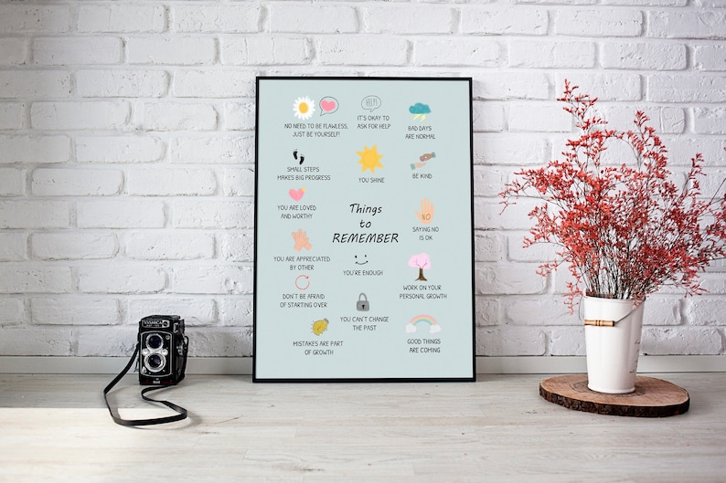 Pu&ograve; includere: Un poster azzurro chiaro con il testo "Things to Remember" in bianco. Il poster contiene un elenco di affermazioni positive con illustrazioni, tra cui un sole, un cuore, un albero e un arcobaleno.