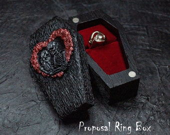 Ringschatulle mit Herz zur Verlobung: Handgefertigte schwarze Sargschatulle, individuelles Gothic-Dekor für Heiratsantrag