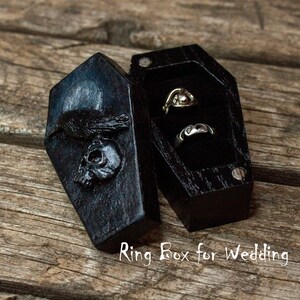 Engraved Coffin Ring Box: Raven & Skull Gothic Wedding Jewelry 画像 3