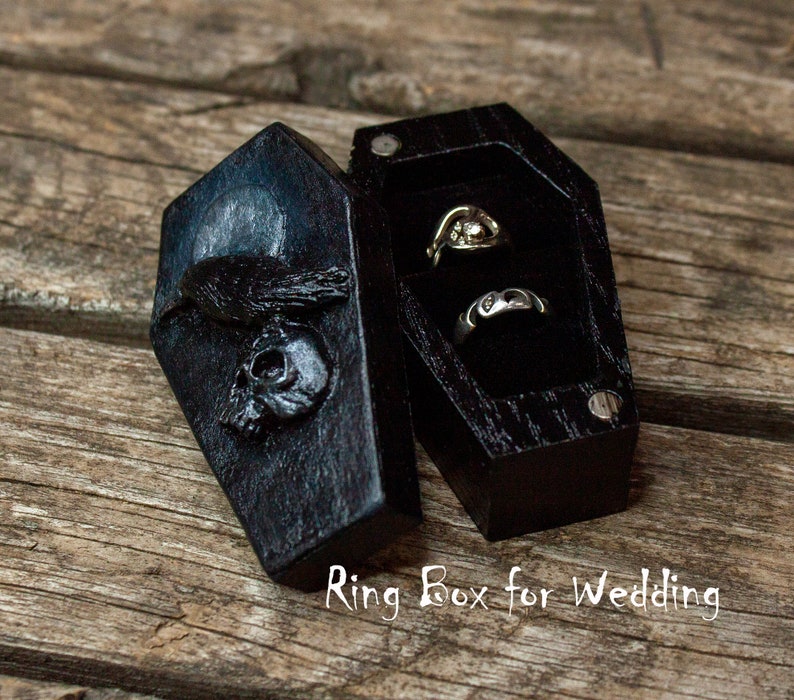 Engraved Coffin Ring Box: Raven & Skull Gothic Wedding Jewelry 画像 3