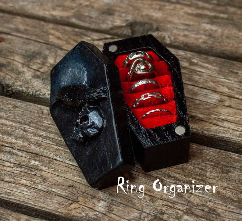 Engraved Coffin Ring Box: Raven & Skull Gothic Wedding Jewelry 画像 1