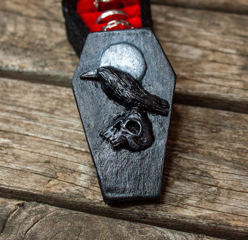 Engraved Coffin Ring Box: Raven & Skull Gothic Wedding Jewelry 画像 5