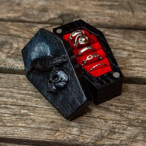 Engraved Coffin Ring Box: Raven & Skull Gothic Wedding Jewelry 画像 9