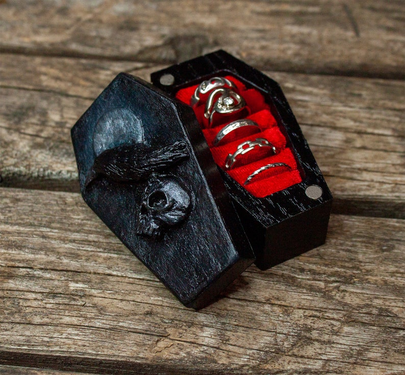 Engraved Coffin Ring Box: Raven & Skull Gothic Wedding Jewelry 画像 9