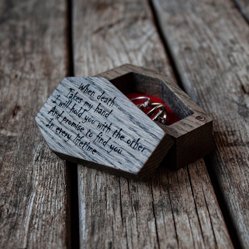 Caja de roble oscuro para anillos de boda: caja gótica con soporte de terciopelo