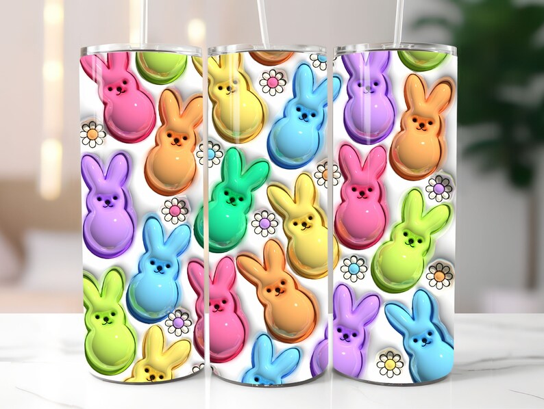 K&ouml;nnte beinhalten: Drei wei&szlig;e Edelstahlbecher mit einem bunten Muster aus pastellfarbenen Oster-Peeps. Das Muster umfasst rosa, blaue, gr&uuml;ne, gelbe und orangefarbene Peeps.
