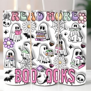 Pu&ograve; includere: Tre bicchieri bianchi con un'illustrazione in bianco e nero di fantasmi che leggono libri. I bicchieri hanno il testo "Read More Books" in lettere rosa e viola.