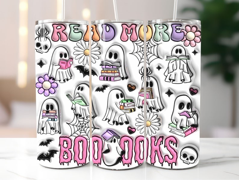 Pu&ograve; includere: Tre bicchieri bianchi con un'illustrazione in bianco e nero di fantasmi che leggono libri. I bicchieri hanno il testo "Read More Books" in lettere rosa e viola.