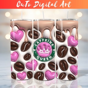 Puede incluir: Un vaso blanco con un diseño marrón y rosa. El diseño presenta granos de café, corazones y un círculo verde con el texto "CAFFEINE QUEEN" y una corona rosa.