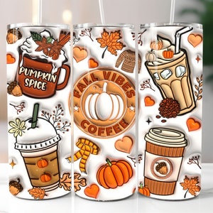 Puede incluir: Un vaso blanco con un diseño temático de otoño. El diseño incluye imágenes de bebidas de café, calabazas, hojas y el texto "Fall Vibes Coffee" y "Pumpkin Spice". El vaso tiene una pajita.