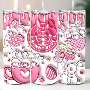 Może przedstawiać: Trzy różowe i białe kubki ze stali nierdzewnej z motywem króliczka i Wielkanocy. Kubki przedstawiają króliczka trzymającego jajko wielkanocne, króliczka z filiżanką kawy i króliczka trzymającego balony z napisem "Wesołych Świąt Wielkanocnych".