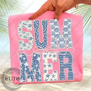 以下が含まれることがあります： ピンク色のトートバッグに、大きな装飾文字で「SUMMER」の文字が描かれています。文字は、貝殻、水玉模様、ヒトデのパターンで埋められており、青と白の色合いで、真珠のようなトリムで縁取られています。