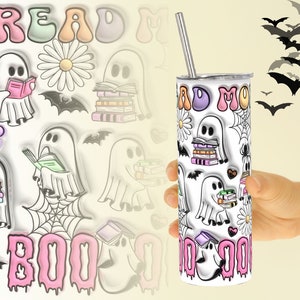 Pu&ograve; includere: Un bicchiere bianco con un design "Read More Boo" rosa, viola e blu con fantasmi, libri e pipistrelli.