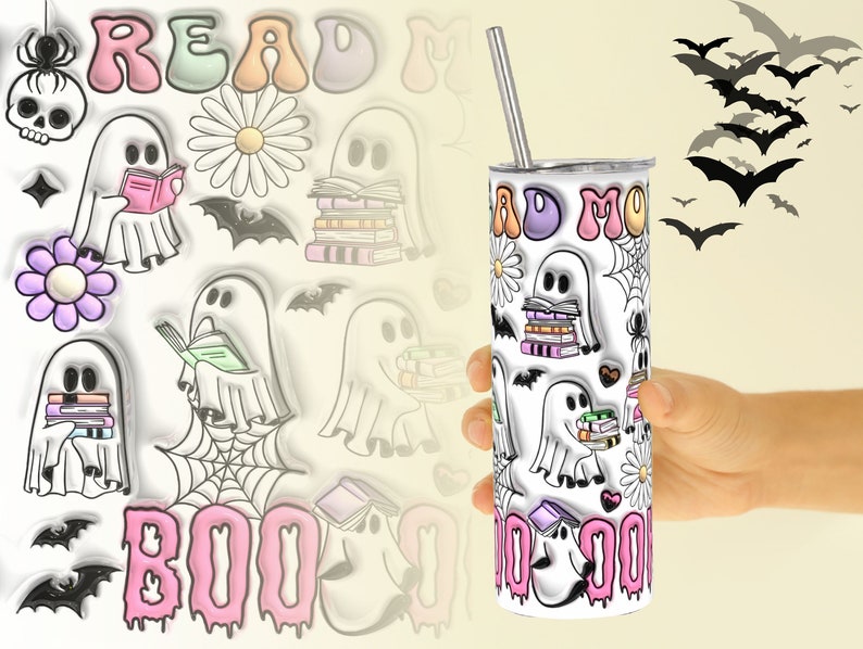 Pu&ograve; includere: Un bicchiere bianco con un design "Read More Boo" rosa, viola e blu con fantasmi, libri e pipistrelli.