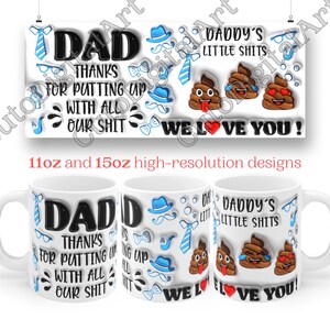 K&ouml;nnte beinhalten: Zwei wei&szlig;e Keramikbecher mit einem lustigen Vatertagsdesign. Die Becher zeigen den Text "Dad Thanks for putting up with all our shit" und "Daddy's Little Shits We Love You!" mit Kack-Emojis und anderen blauen und schwarzen Illustrationen.