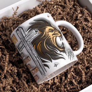 Diseño de sublimación de taza inflada del Hombre de Dios 11oz y 15oz, Taza hinchada del Día del Padre PNG, Diseño con León y Cruz PNG, Protector inspirador