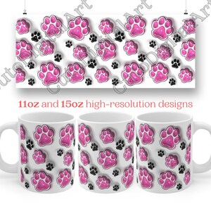 Może przedstawiać: Trzy białe ceramiczne kubki z wzorem r&oacute;żowych ślad&oacute;w łap. Kubki są dostępne w rozmiarach 11oz i 15oz w wysokiej rozdzielczości.