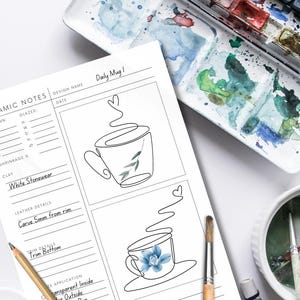 Peut inclure: Une feuille de travail imprimable pour la conception d'une tasse. La feuille de travail comprend un espace pour le nom du design, la date et les notes. Elle comprend également une section pour les notes sur la céramique, les détails du cuir, les détails de la garniture et l'application du glaçage. La feuille de travail présente deux dessins au trait de tasses, l'une avec une feuille et l'autre avec une fleur.