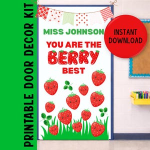 Può includere: Kit di decorazione per porte stampabile con la scritta "Miss Johnson, You Are The Berry Best". Il design presenta fragole rosse con facce sorridenti, foglie verdi e uno striscione. Un cerchio rosso con "Download istantaneo" è a destra.