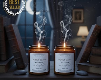 Puede incluir: Dos velas de soja encendidas en frascos de vidrio ámbar, con la inscripción "Nightfall Essence" y "Made with love" en las etiquetas. Volutas de humo se elevan de las llamas. El fondo incluye libros, una ventana y una insignia de "Best Seller".