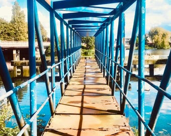 Impresión fotográfica de puente azul industrial rústico: decadencia urbana, arte de pasarela abandonada, decoración rústica de pared de metal, paisaje de acero azul