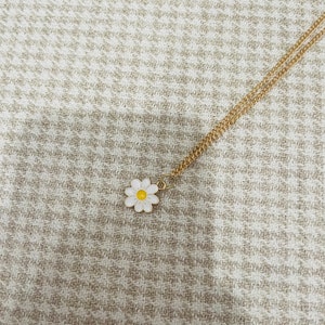 Daisy chain necklace