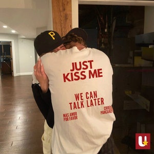 JUST KISS ME T-Shirt, minimalistisches T-Shirt Unisex, inspirierendes T-Shirt für psychische Gesundheit, positives Shirt, Geschenk für Frauen und Männer, Zitat-Shirt Bild 2