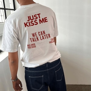 JUST KISS ME T-Shirt, minimalistisches T-Shirt Unisex, inspirierendes T-Shirt für psychische Gesundheit, positives Shirt, Geschenk für Frauen und Männer, Zitat-Shirt Bild 1